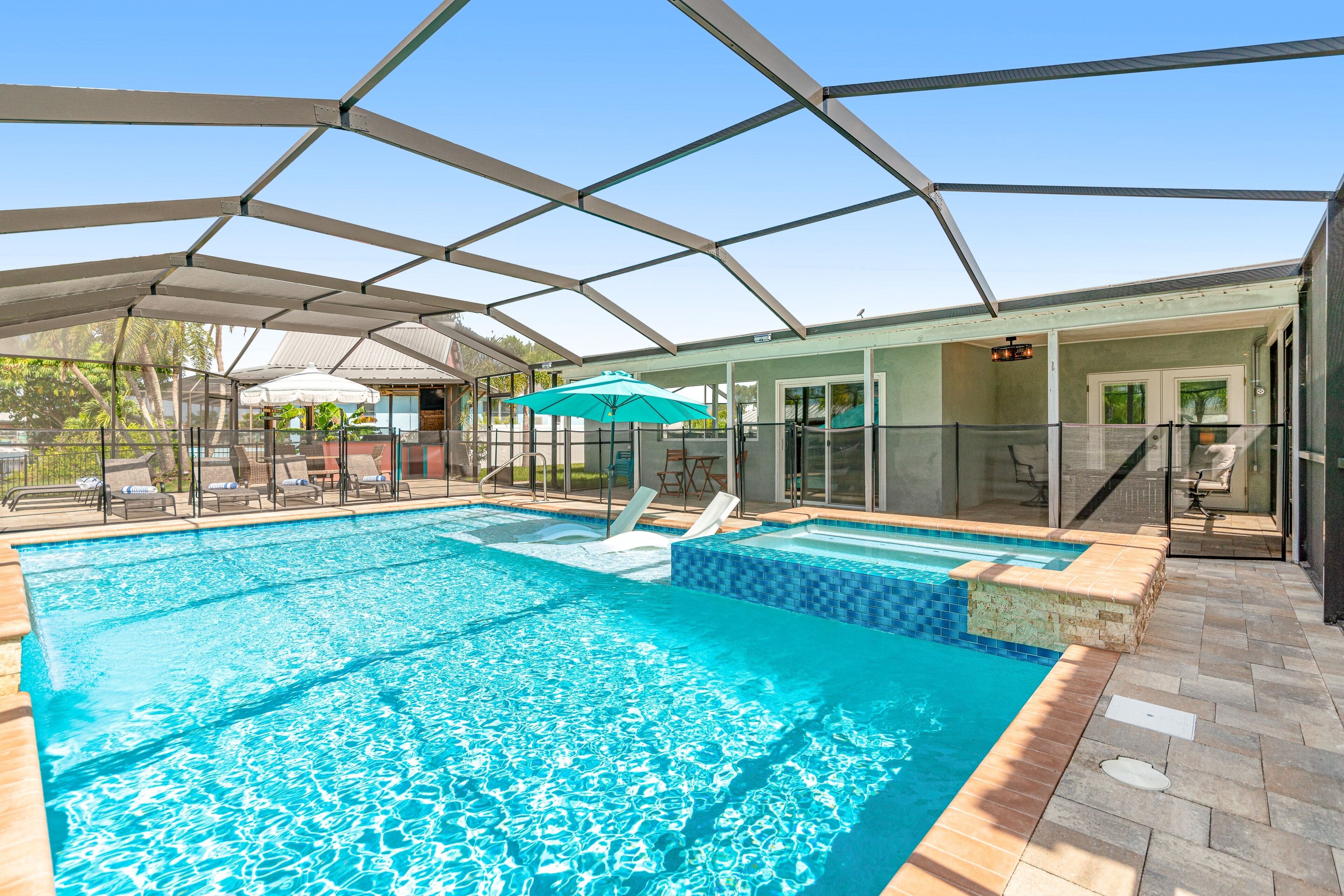 Waterfront gem with private pool/spa, tropical cabana kitchen/bar - dog-friendly