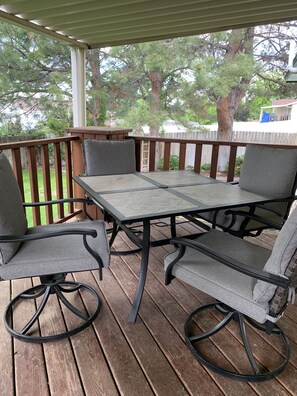 Outdoor dining - Sunny Days w/ room for everyone. Pet-Friendly! (Pocatello)