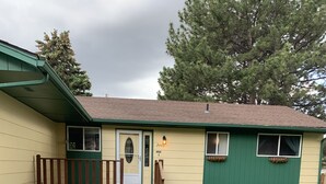 A single-story house with a front porch, a small front yard, and a mailbox. - Sunny Days! Room for everyone and Pet-Friendly! (Pocatello)