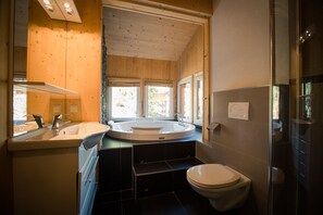 Baignoire, sĂšche-cheveux, serviettes fournies