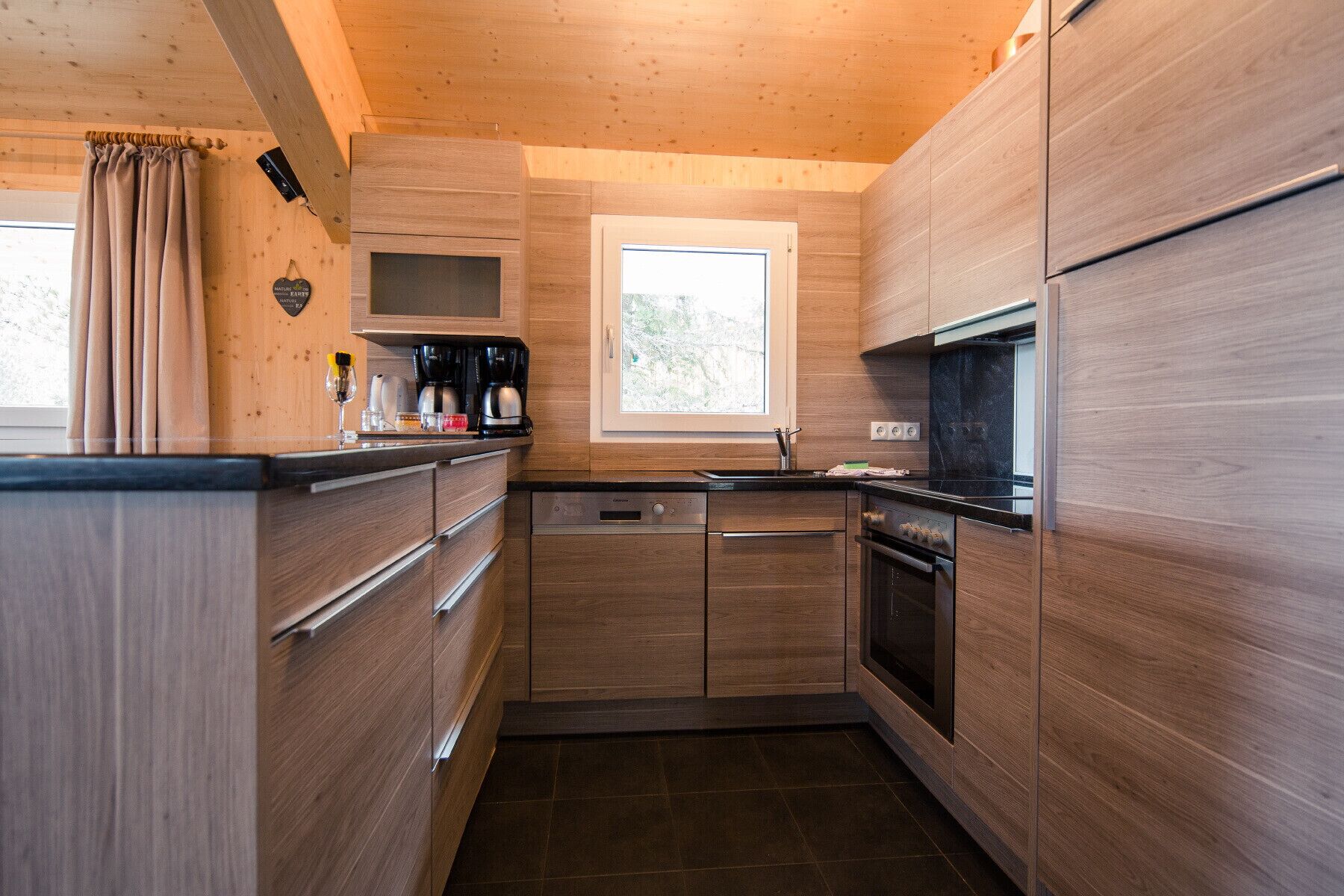 Kylskåp, mikrovågsugn, ugn och diskmaskin