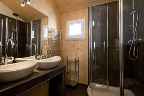 Douche, sèche-cheveux, serviettes fournies