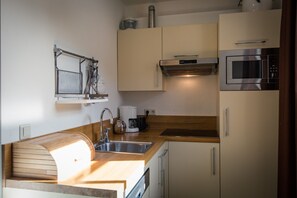 Fridge, microwave, dishwasher, coffee/tea maker