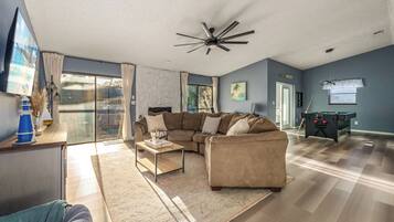 Smart TV, caminetto, tavolo da ping pong, monitor per computer