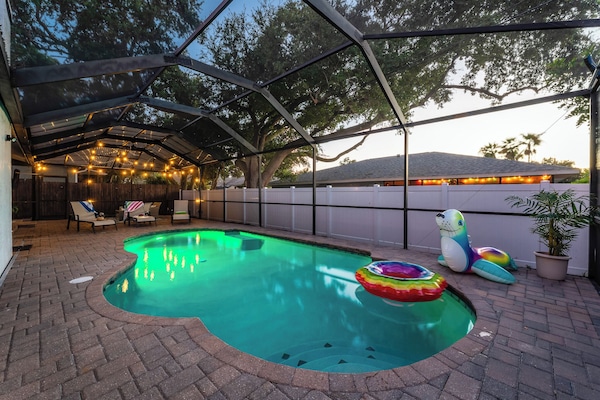 Una piscina al aire libre, una piscina climatizada