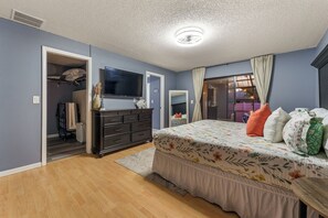 4 habitaciones, escritorio y tabla de planchar con plancha 