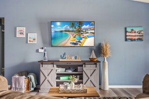Smart-TV, Kamin, Tischtennisplatte, Computerbildschirme