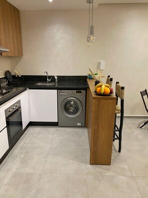 Kühlschrank, Herdplatte, Wasserkocher mit Kaffee-/Teezubehör, Esstisch