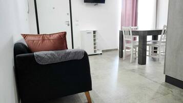 Apartemen Superior, 2 kamar tidur, kamar mandi pribadi, pemandangan kolam renang | Ruang makan