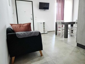 Superior Apartment, 2 Bedrooms, Private Bathroom, Pool View | Dining room - Residence la Pace - Pool & Relax (Grosseto)