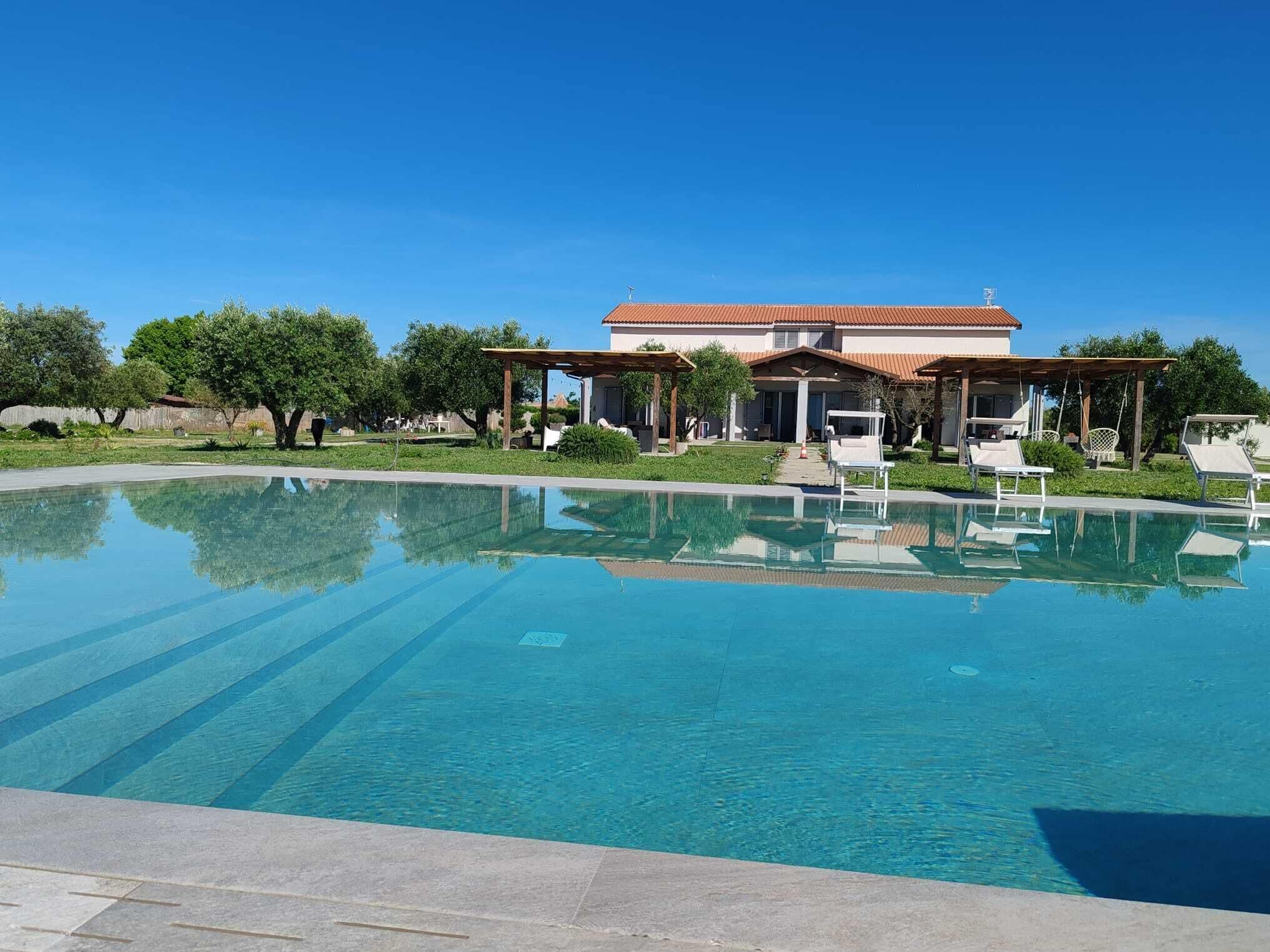 สระว่ายน้ำกลางแจ้งเปิดตามฤดูกาล, ร่มริมสระว่ายน้ำ, เก้าอี้อาบแดดริมสระ