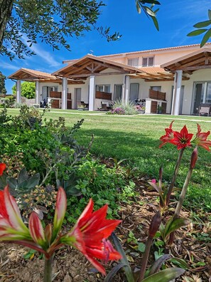 ซูพีเรียอพาร์ทเมนท์, 2 ห้องนอน, ห้องน้ำส่วนตัว, วิวสระว่ายน้ำ | ลานระเบีย  ง/นอกชาน