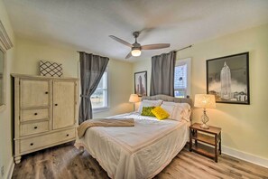 3 bedrooms, Internet, bed sheets - Portsmouth Waterfront Vacation Rental w/ Deck (Portsmouth)