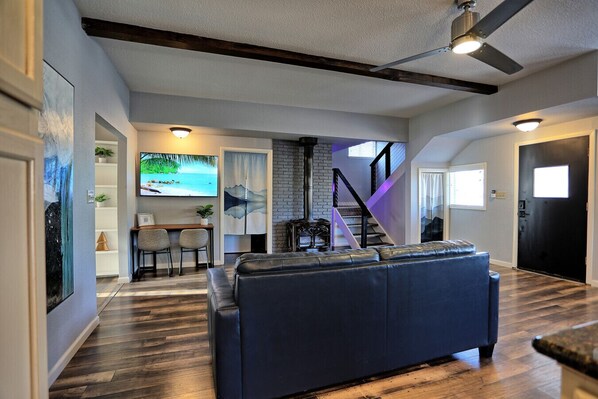 Televisión y chimenea 