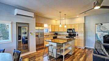 Køleskab, mikrobølgeovn, ovn, kogeplade