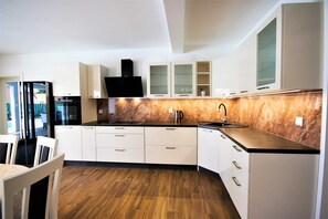 冰箱、微波炉、烤箱、炉灶