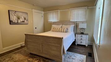 3 bedrooms, desk, iron/ironing board, free WiFi