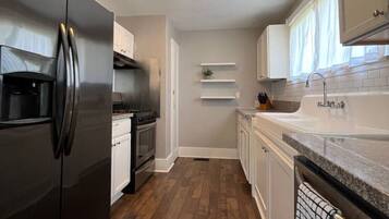 Geladeira, micro-ondas, fogão, cooktop