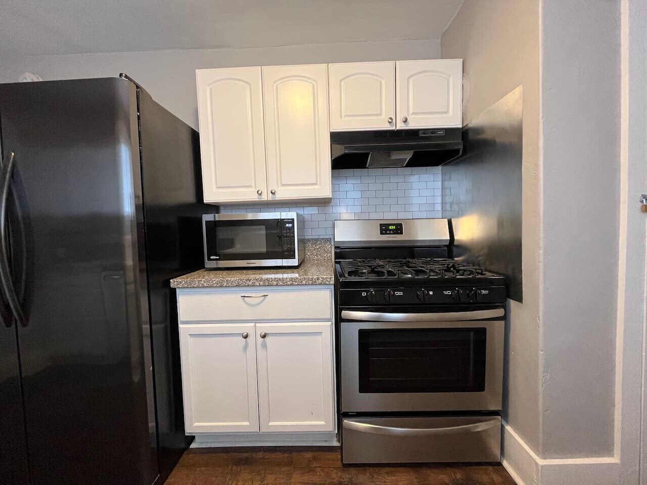 Jääkaappi, mikroaaltouuni, uuni, liesi