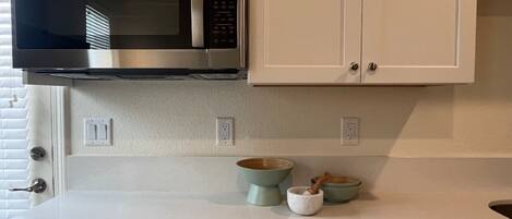 Kühlschrank, Mikrowelle, Ofen, Wasserkocher mit Kaffee-/Teezubehör