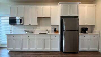 Een koelkast, een microgolfoven, een oven