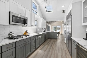 冰箱、微波炉、烤箱、炉灶