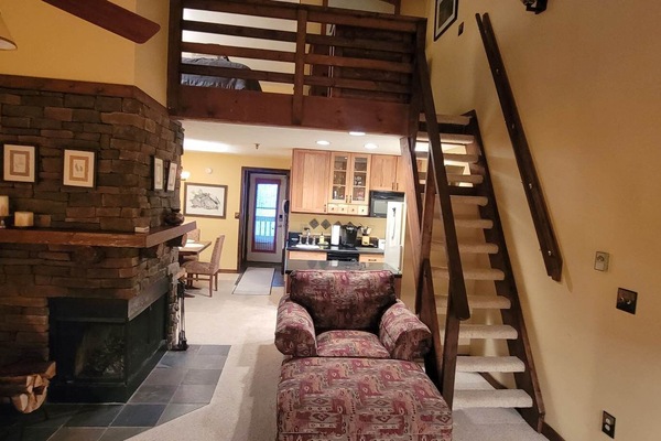 TV connectée, cheminée, livres