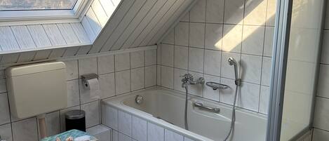 Douche, sèche-cheveux, serviettes fournies, savon
