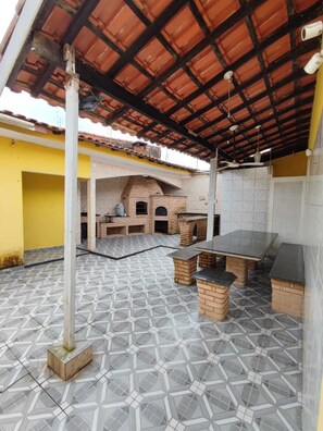 Outdoor dining - Near the beach, 3 bedrooms, 4 garages, sleeps 15. (Itanhaém)