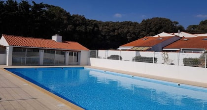 House in seaside residence with swimming pool