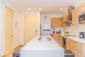 Fridge, microwave, oven, stovetop - Luxury Apartment in Prime Location 201 (San Jose)