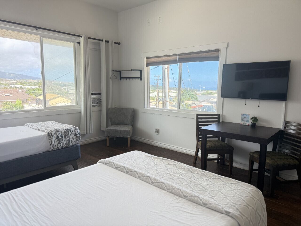 1 間睡房、書桌、熨斗/熨衫板、可攜式嬰兒床