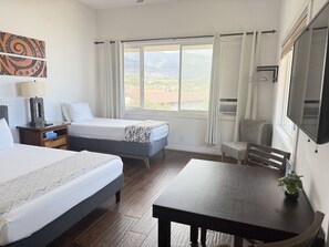 1 soverom, skrivebord, strykejern/-brett og reiseseng for barn