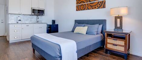 1 chambre, bureau, fer et planche à repasser, lit parapluie