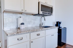 Frigorifero, microonde, macchina per tè/caffè, tostapane