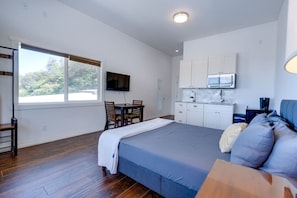 1 habitación, tabla de planchar con plancha y cuna de viaje 