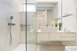 Hair dryer, towels - Apartment • Downtown Lisbon • 3 Bedrooms • Balcony (Lisboa)