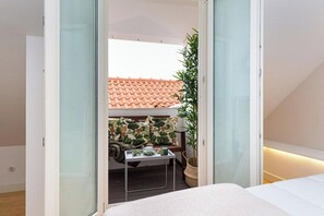 3 habitaciones, escritorio y tabla de planchar con plancha 