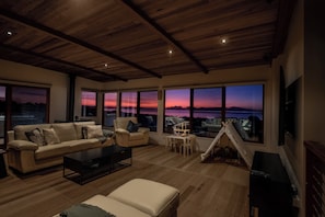 Flat-screen TV, books - Willoahs Retreat - Freycinet Holiday Houses (Dolphin Sands)