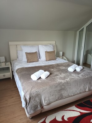 4 bedrooms, WiFi, bed sheets