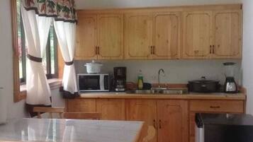Superior Cabin | Private kitchen | Mini-fridge, microwave, dishwasher, rice cooker