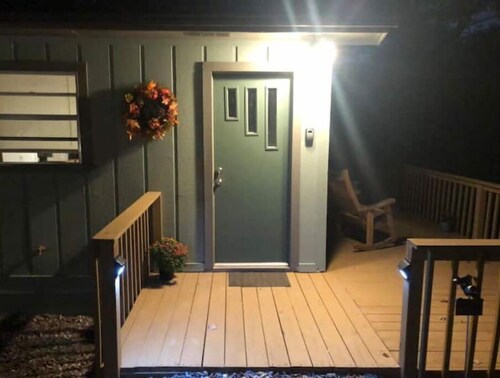 No steps, views, fireplace and dogs welcome!