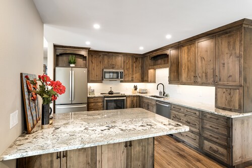 Group getaway with scenic mountain views & woodstove - near hike/ski/cycle