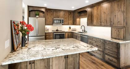 Group getaway with scenic mountain views & woodstove - near hike/ski/cycle