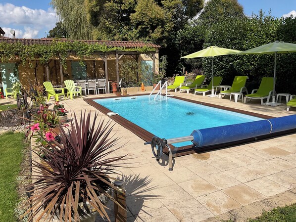 Outdoor pool - Luxury historical villa near Perigueux, in glorious Dordogne (Neuvic)