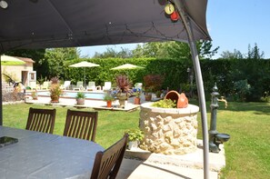 Outdoor dining - Luxury historical villa near Perigueux, in glorious Dordogne (Neuvic)
