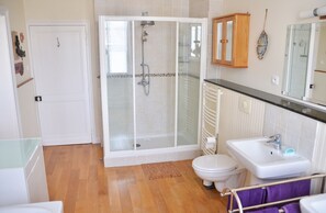 Shower, hair dryer, towels, soap - Luxury historical villa near Perigueux, in glorious Dordogne (Neuvic)