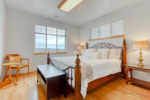 3 bedrooms, desk, iron/ironing board, WiFi