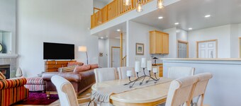 Golf course-front home with deck, hot tub, fireplace, W/D, & community pool