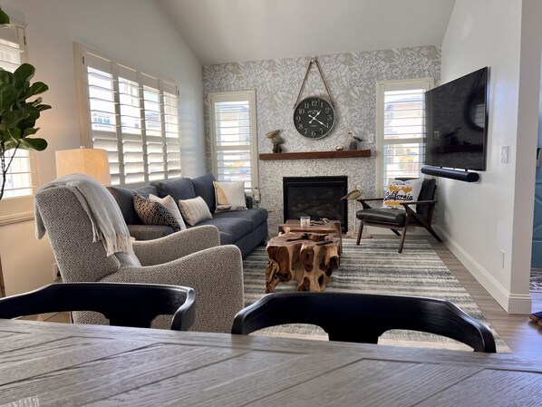 Smart TV, fireplace - Seahorse Cottage Luxe (Oxnard)